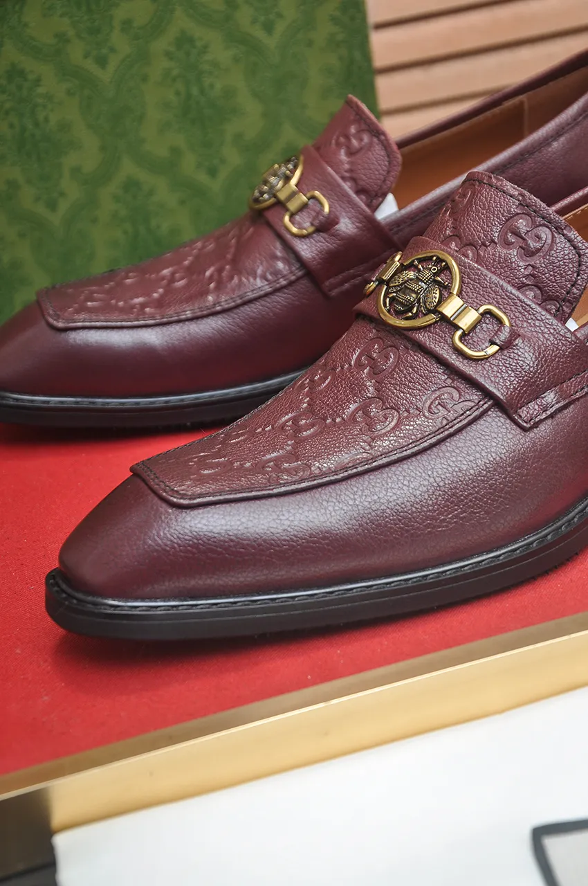 Men's shoes💰460💶Italy's top luxury men's shoes giant [GUCCI Gucci] has a new model 🍃Original European style🔰 Pleasant to the eye😍In order to make the shoes more durable and non-deformable🌀The production continues to follow traditional methods but there is still no lack of innovation💪The original cowhide is chosen for the leather♻️ Smooth, natural and exceptionally bright⭐Made of imported cowhide, the first choice of the rich 38-45 (45 customized)